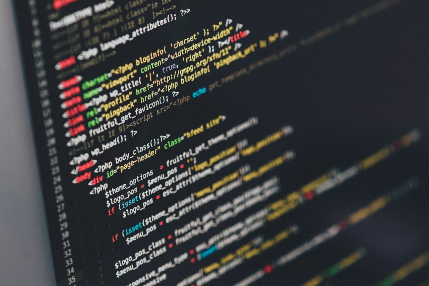 IT-Coding Es wird Programmiercode auf einem Computerbildschirm gezeigt.